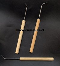 Ganchos para telares. Mango de madera natural. Parte metalica mas larga